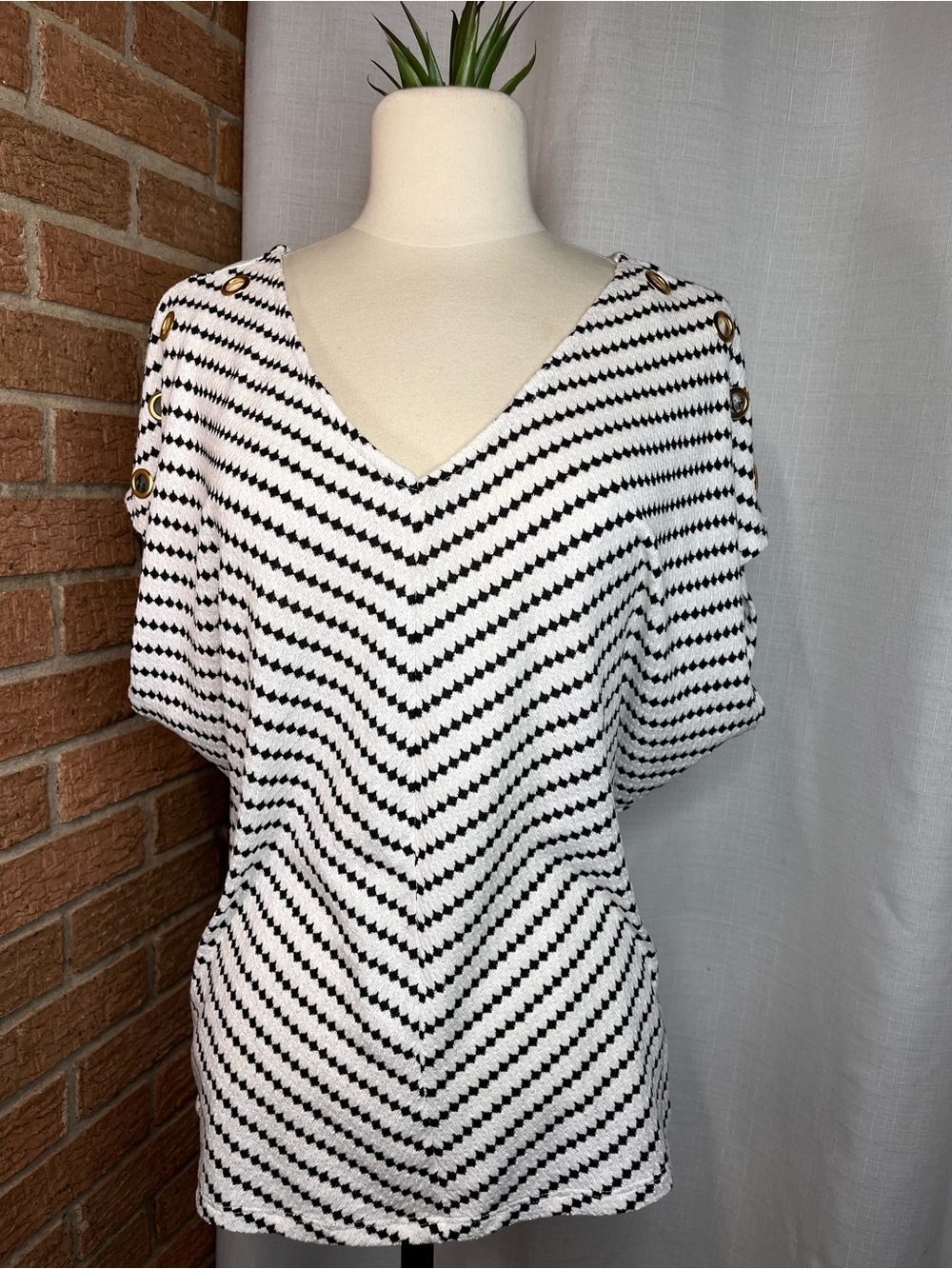 Bellini NWT White Black Striped Textured Top Gold Grommet Shoulder V-Neck Medium